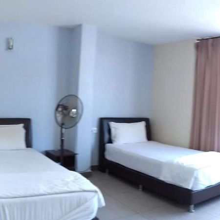 Oyo 90021 Star View Hotel Kampong Batu Tiga Esterno foto