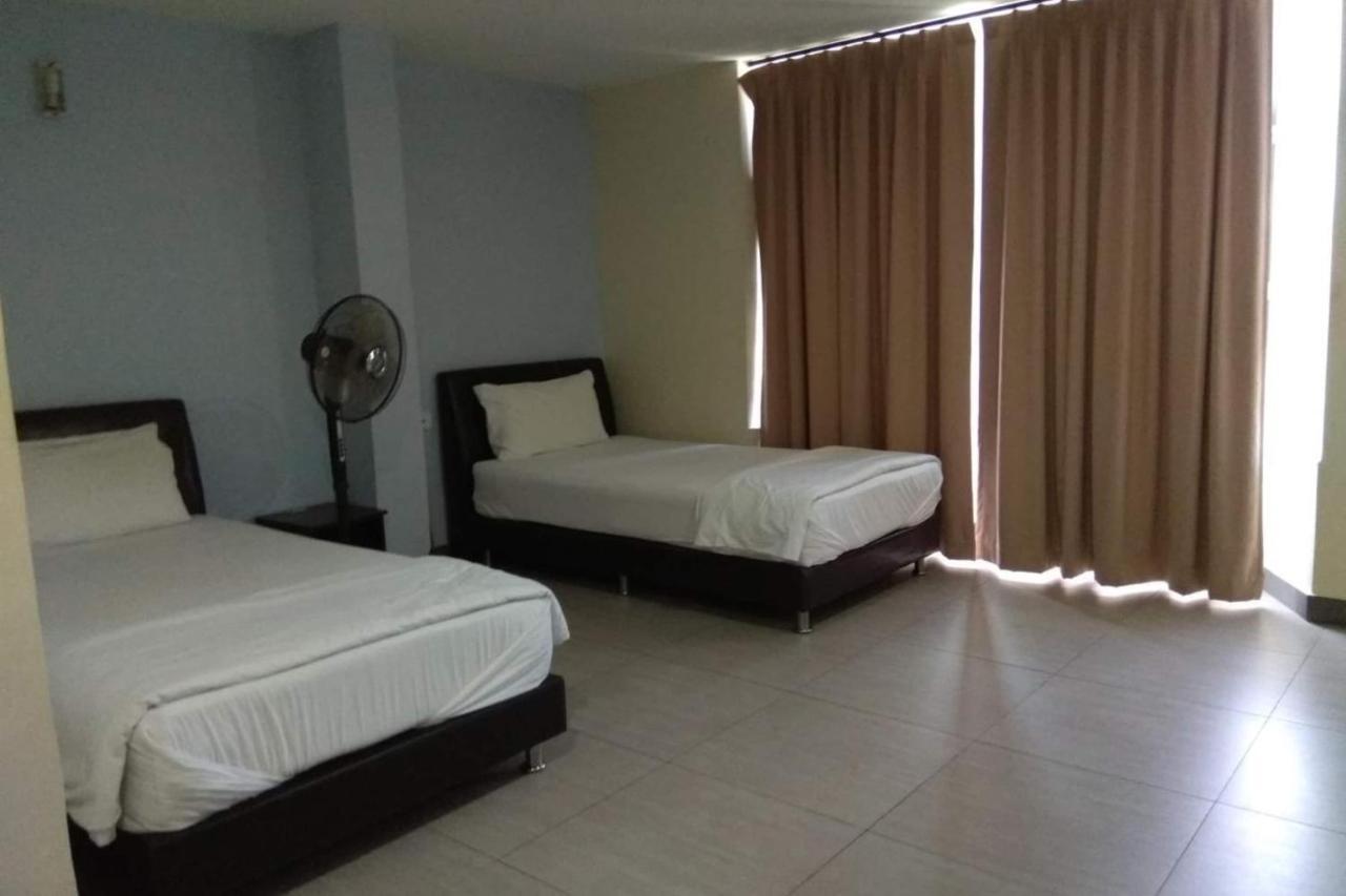 Oyo 90021 Star View Hotel Kampong Batu Tiga Esterno foto